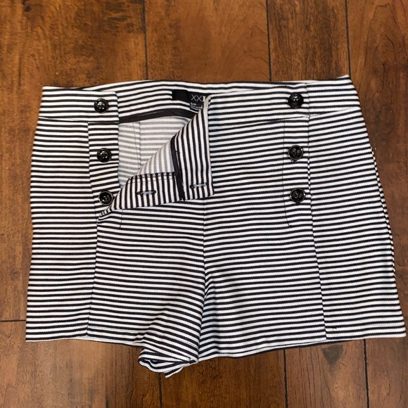 Black and White Striped Short - Picture 3 of 5